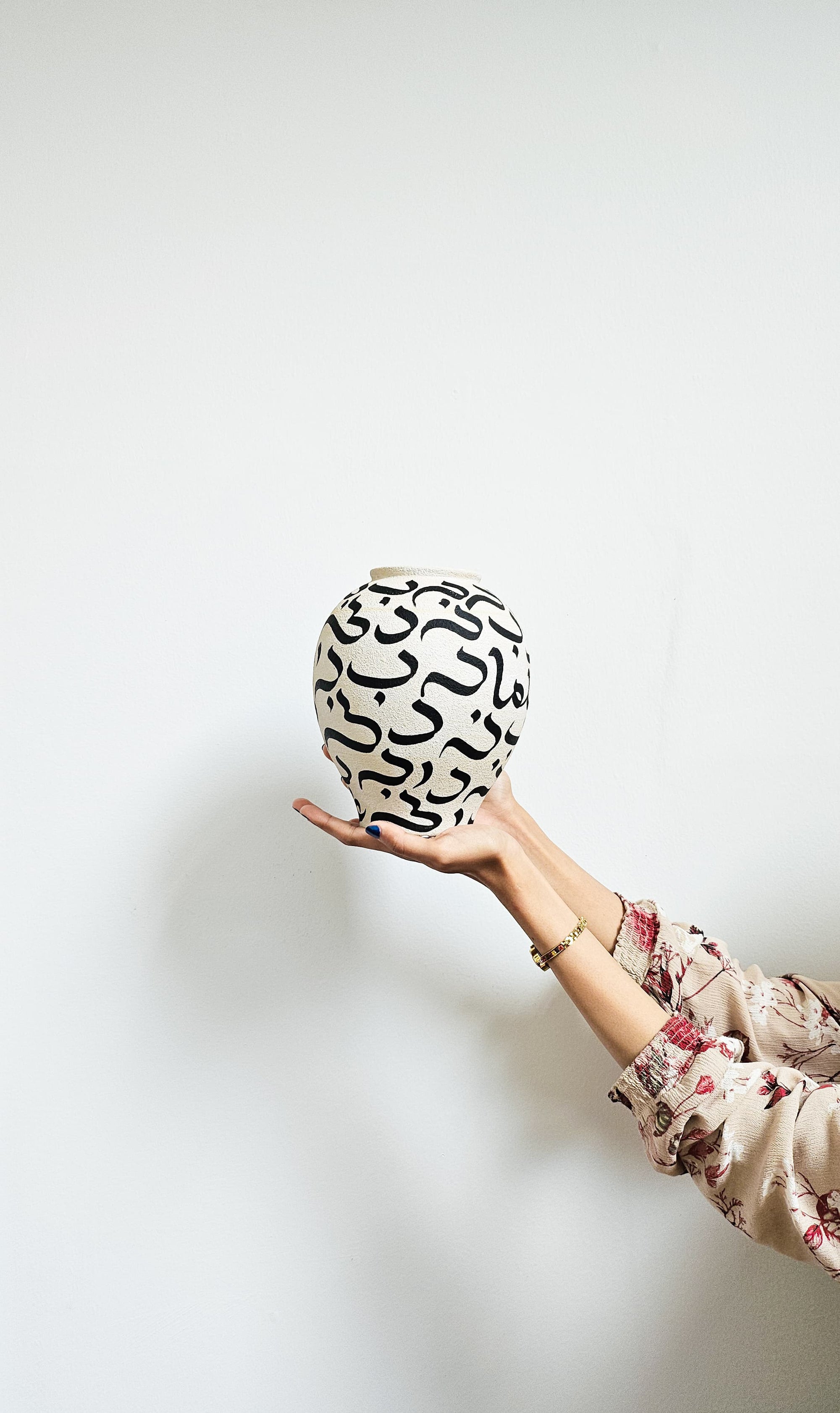 Hand Painted Vase - rabbi zidni ilma in Black